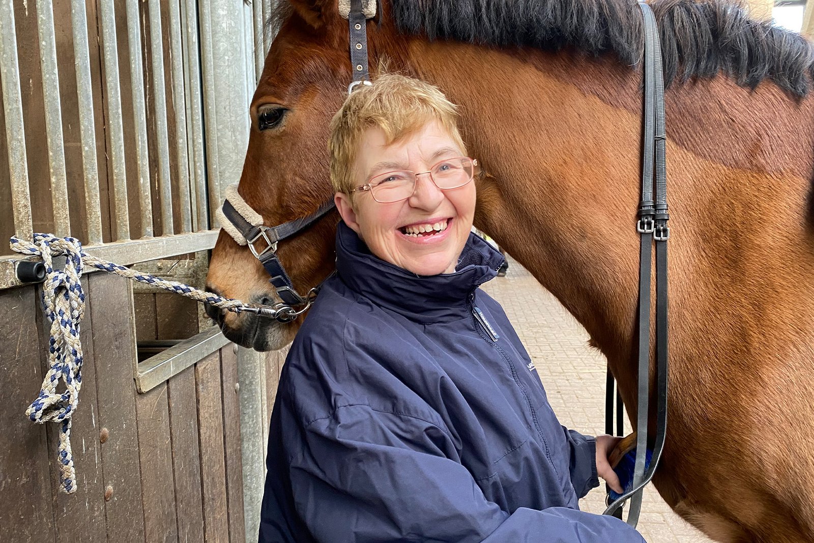 Reittherapie, Reiterin mit Pferd